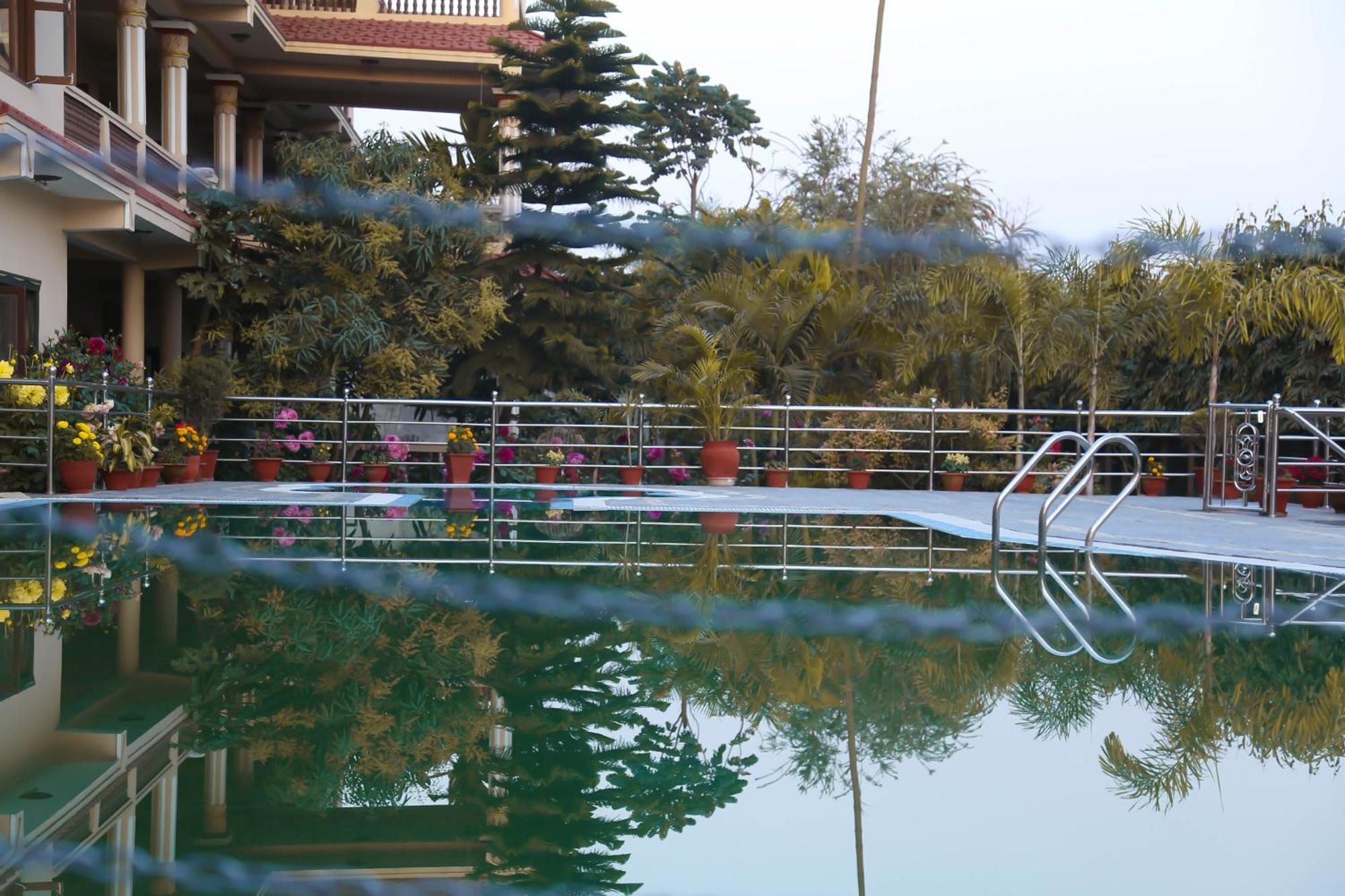 Hotel Royal Safari Sauraha Dış mekan fotoğraf