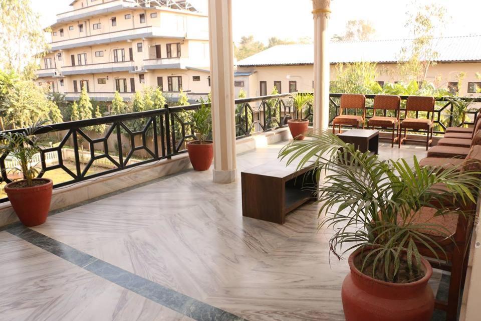 Hotel Royal Safari Sauraha Dış mekan fotoğraf