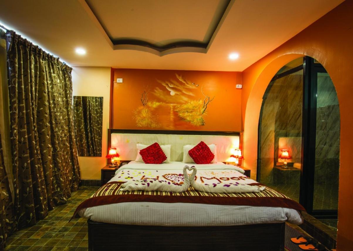 Hotel Royal Safari Sauraha Dış mekan fotoğraf