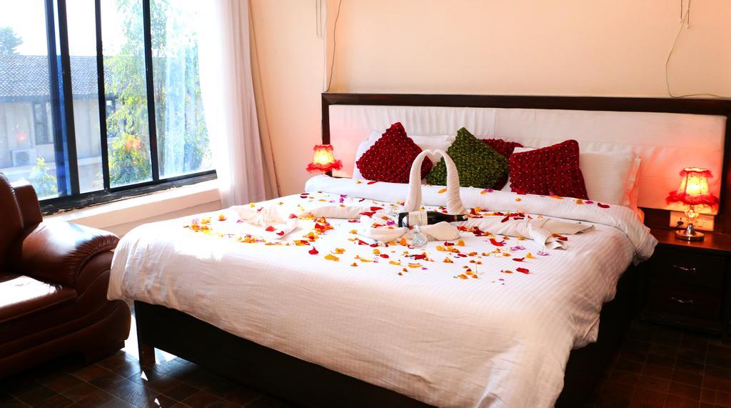 Hotel Royal Safari Sauraha Dış mekan fotoğraf