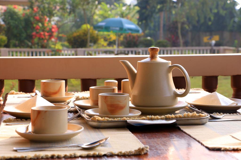 Hotel Royal Safari Sauraha Dış mekan fotoğraf