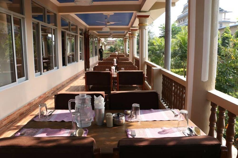 Hotel Royal Safari Sauraha Dış mekan fotoğraf