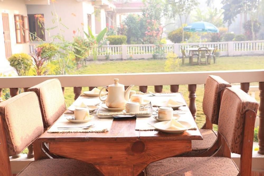 Hotel Royal Safari Sauraha Dış mekan fotoğraf