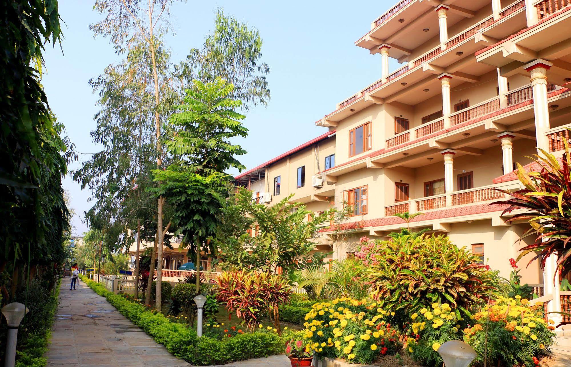 Hotel Royal Safari Sauraha Dış mekan fotoğraf
