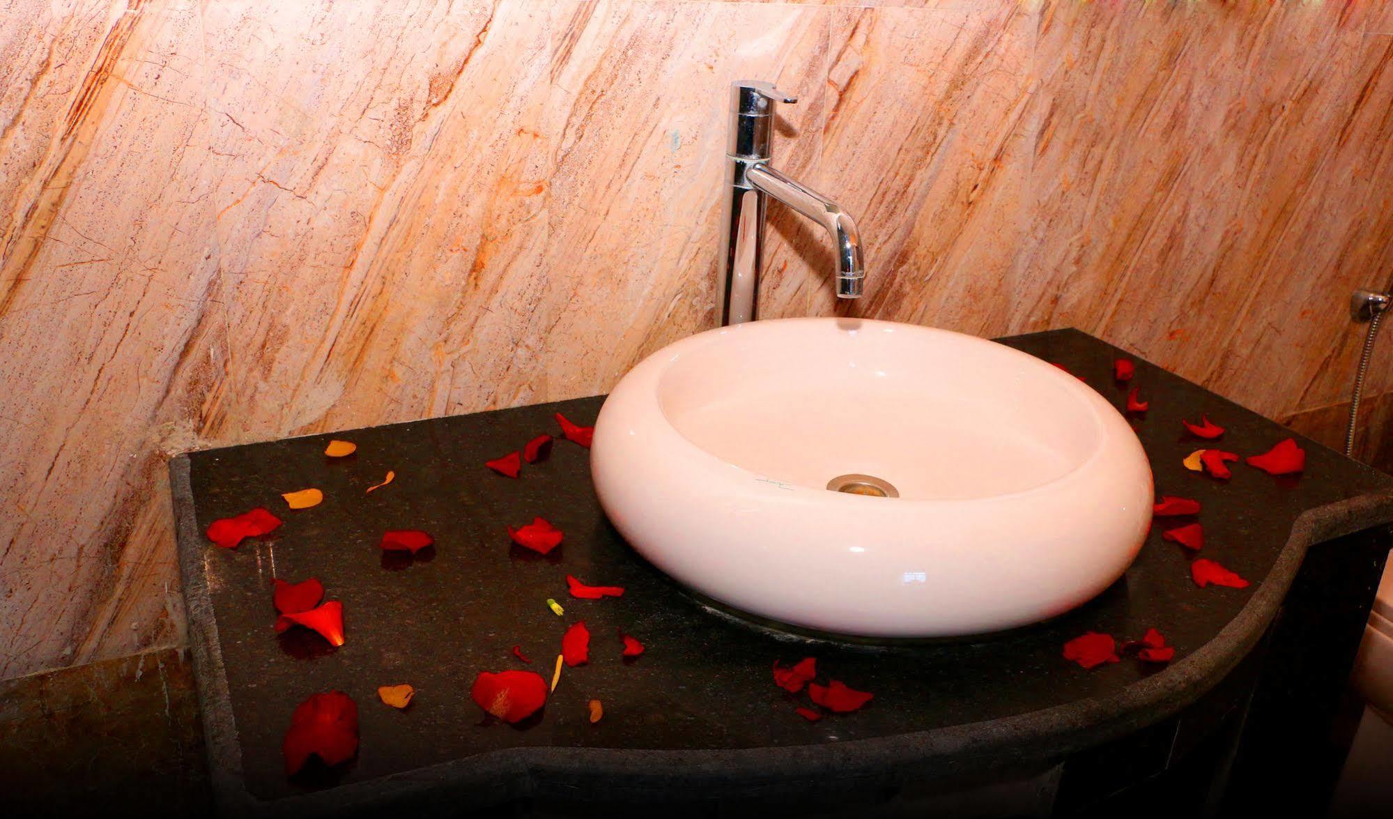 Hotel Royal Safari Sauraha Dış mekan fotoğraf