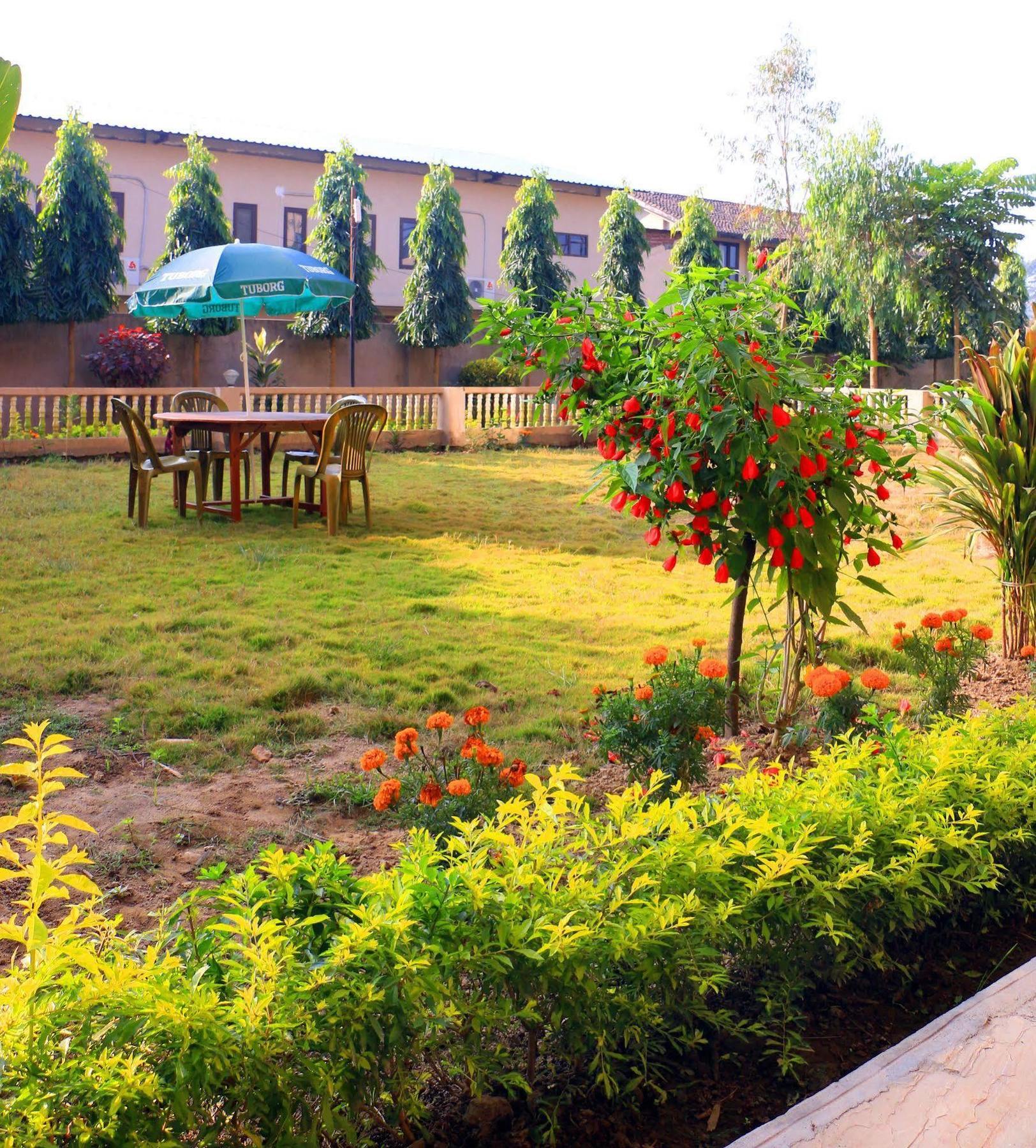Hotel Royal Safari Sauraha Dış mekan fotoğraf