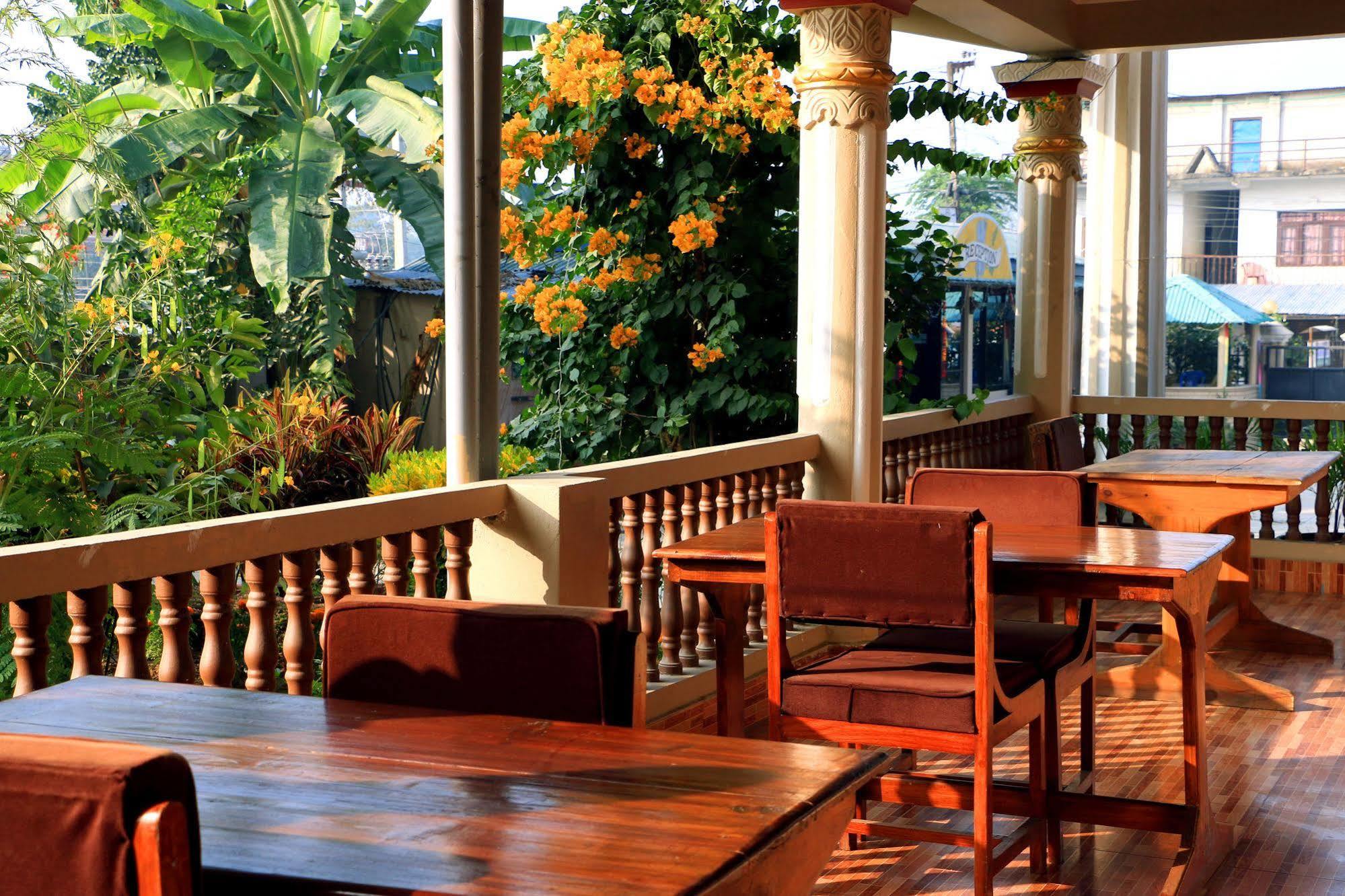 Hotel Royal Safari Sauraha Dış mekan fotoğraf